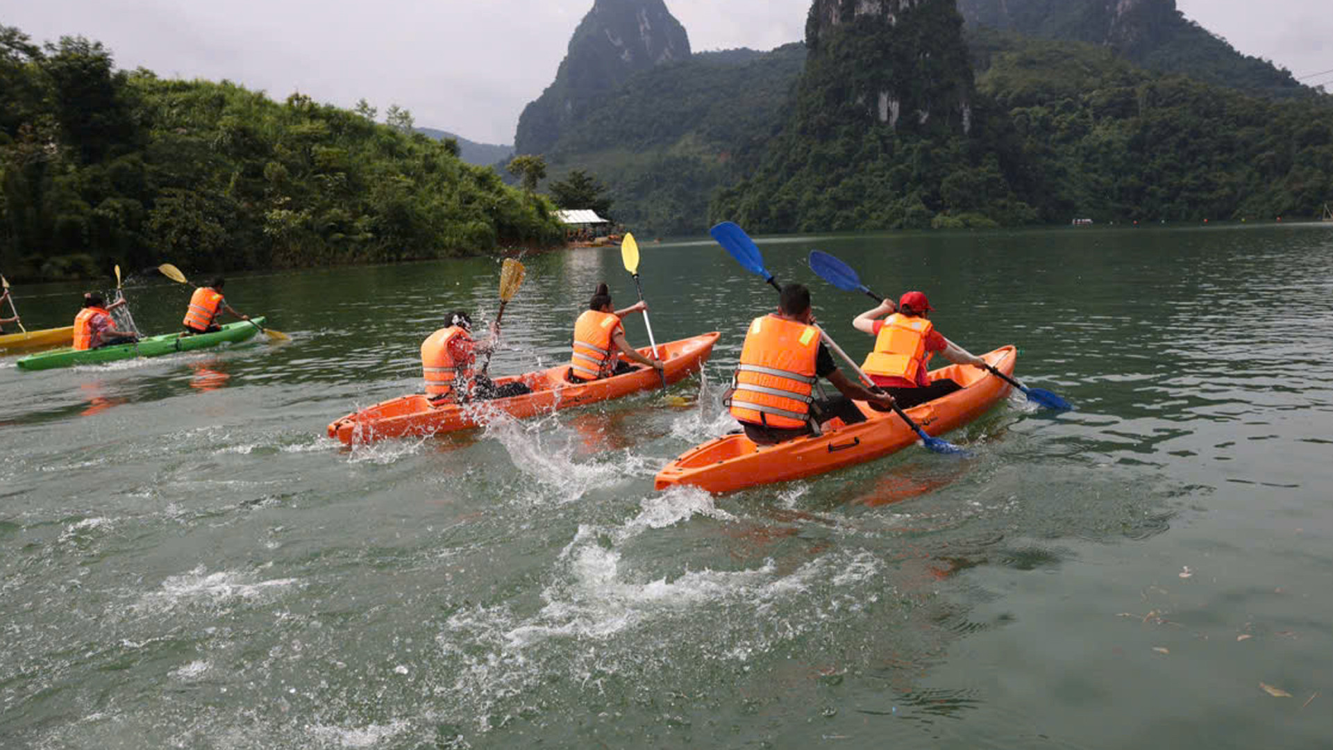 Đua thuyền Kayak.