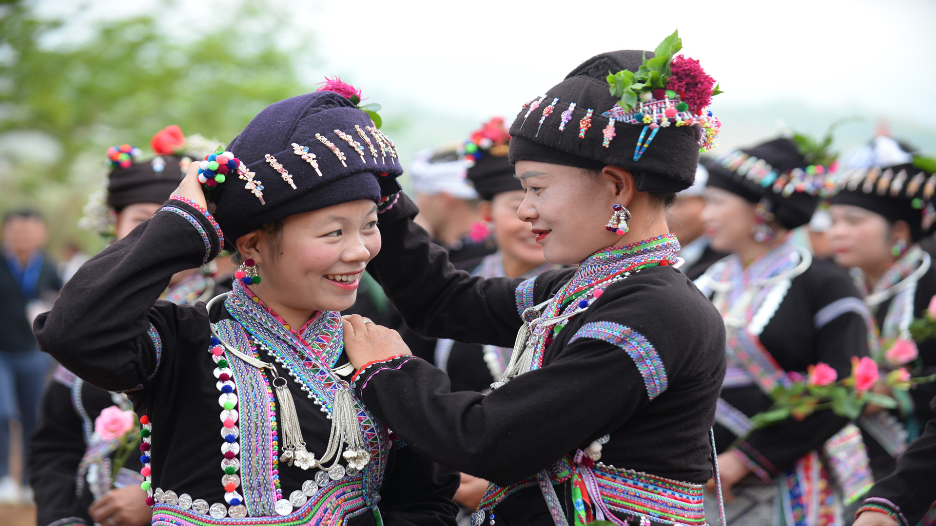 Xúng xính váy khăn trong niềm vui ngày hội.