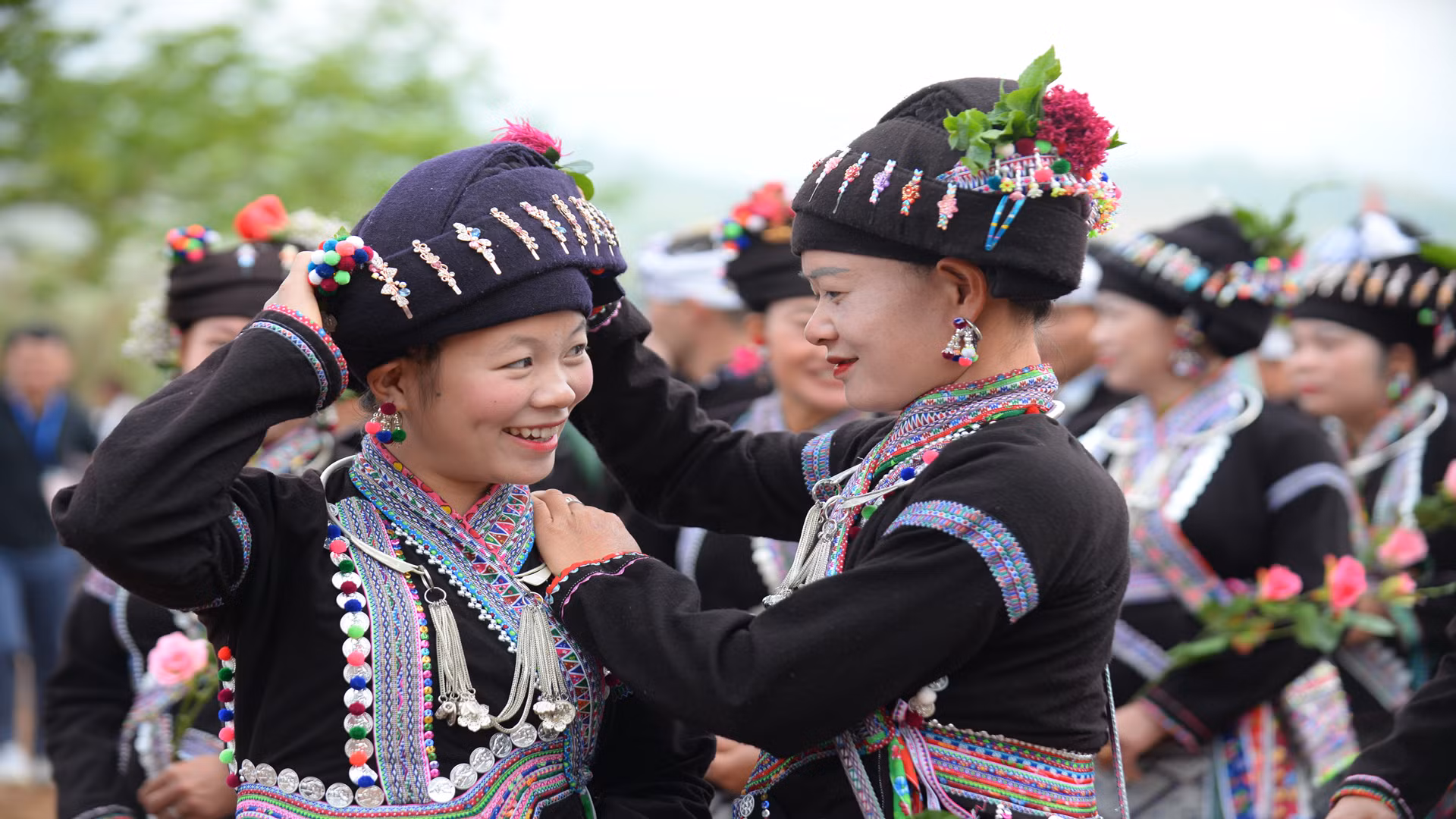 Xúng xính váy khăn trong niềm vui ngày hội.