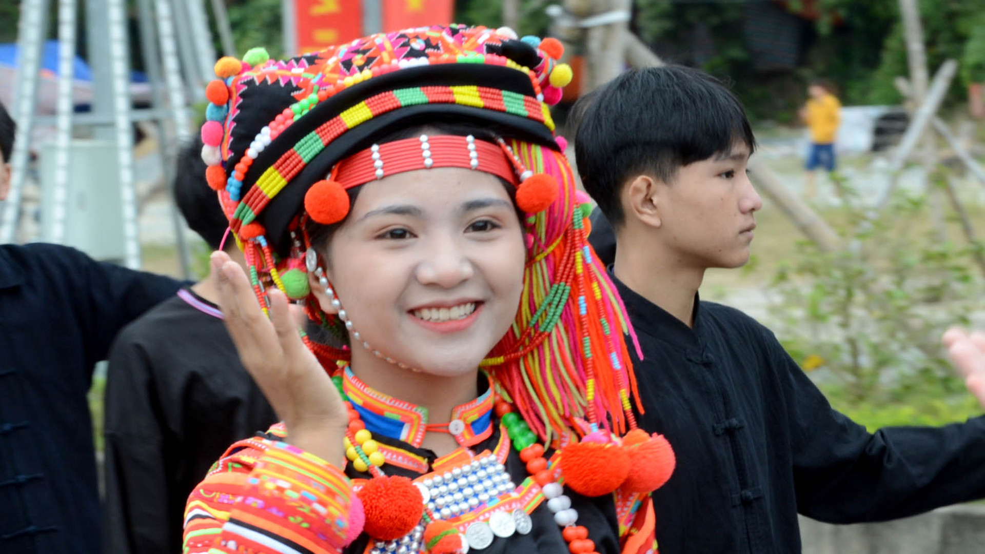 Cô gái Hà Nhì hoa đẹp rạng rỡ trong sắc màu truyền thống.