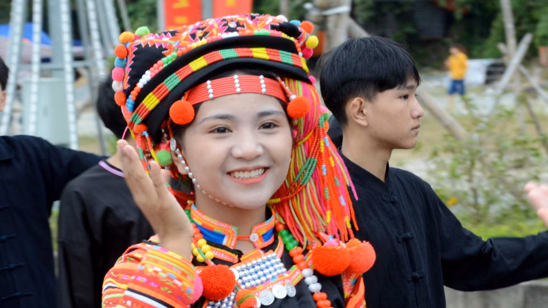 Cô gái Hà Nhì hoa đẹp rạng rỡ trong sắc màu truyền thống.