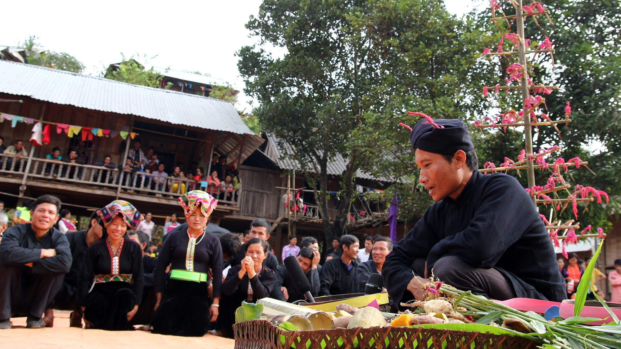 Người Cống còn lưu giữ được những giá trị văn hóa truyền thống thể hiện rõ nét ở phong tục nghi lễ...