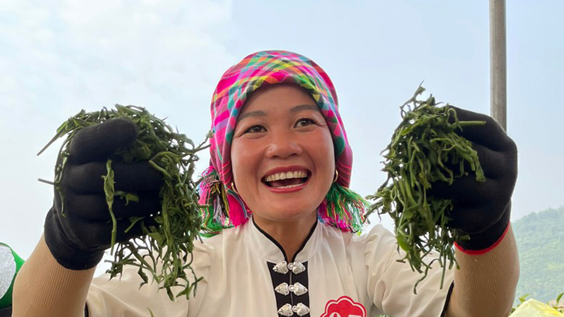 Niềm vui làm nghề của nông dân vùng chè khi trực tiếp làm ra sản phẩm tại cuộc thi.