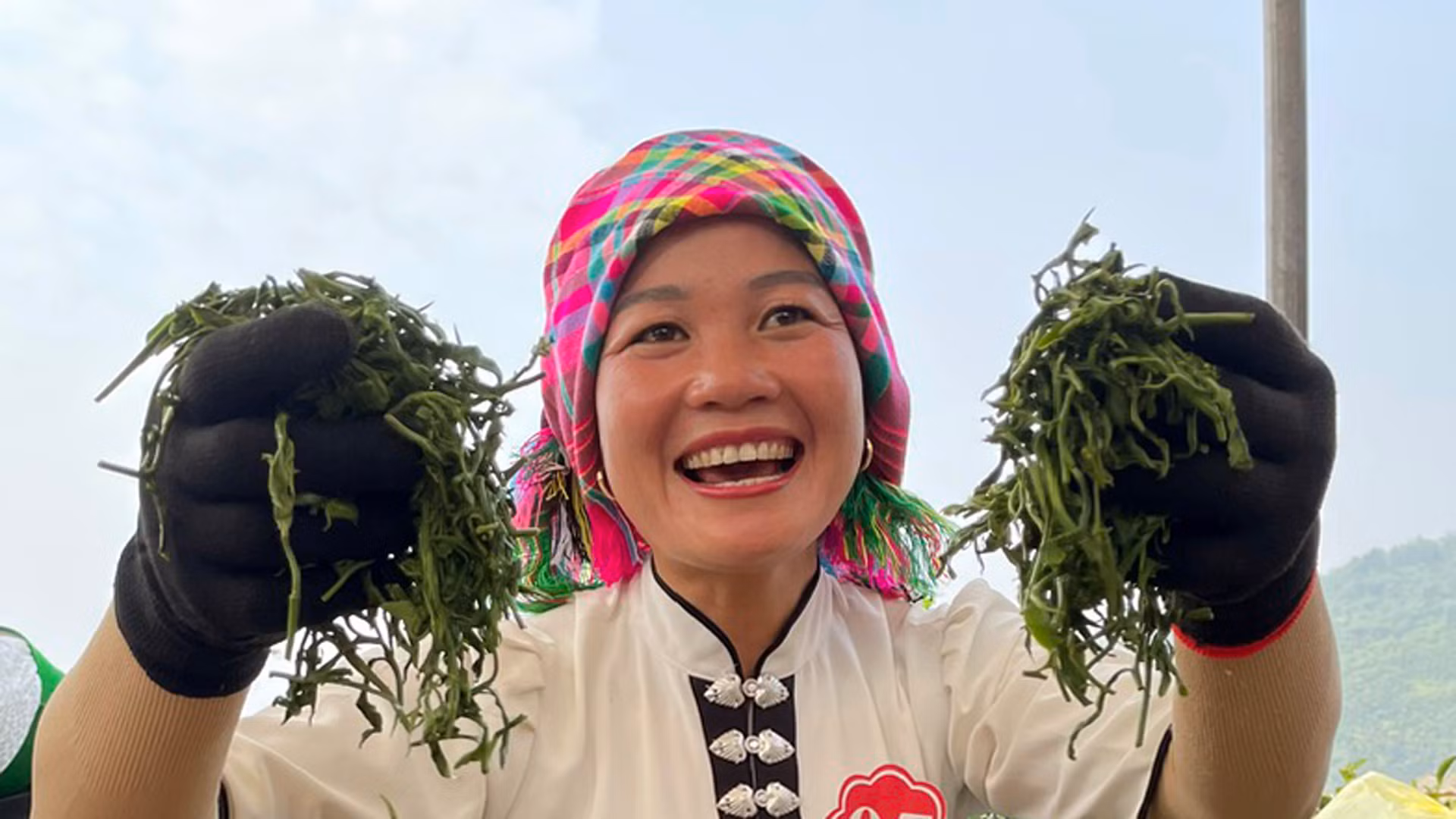 Niềm vui làm nghề của nông dân vùng chè khi trực tiếp làm ra sản phẩm tại cuộc thi.