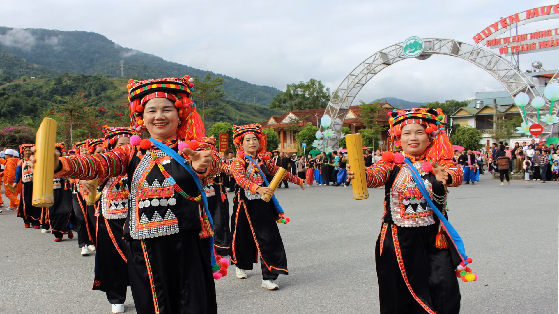 Màn biểu diễn của đồng bào dân tộc Hà Nhì hoa - dân tộc chỉ sinh sống ở hai tỉnh Lai Châu, Điện Biên.