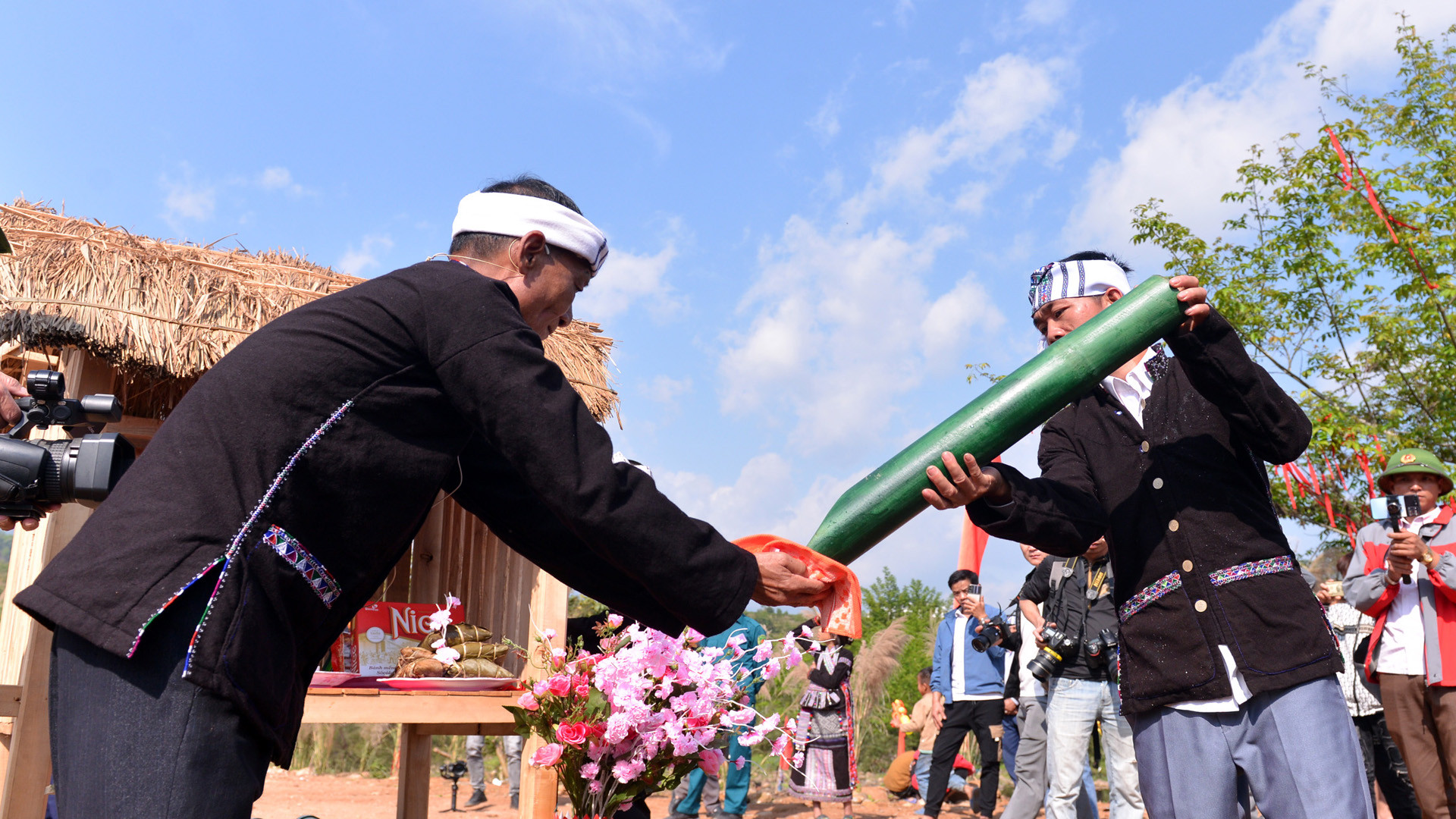 Thầy cúng sẽ dùng phần nước do đoàn rước về để lau rửa khu làm lễ với ngụ ý tẩy rửa đi hết những xui xẻo trong một năm qua, cầu mong những điều tốt đẹp cho năm mới.