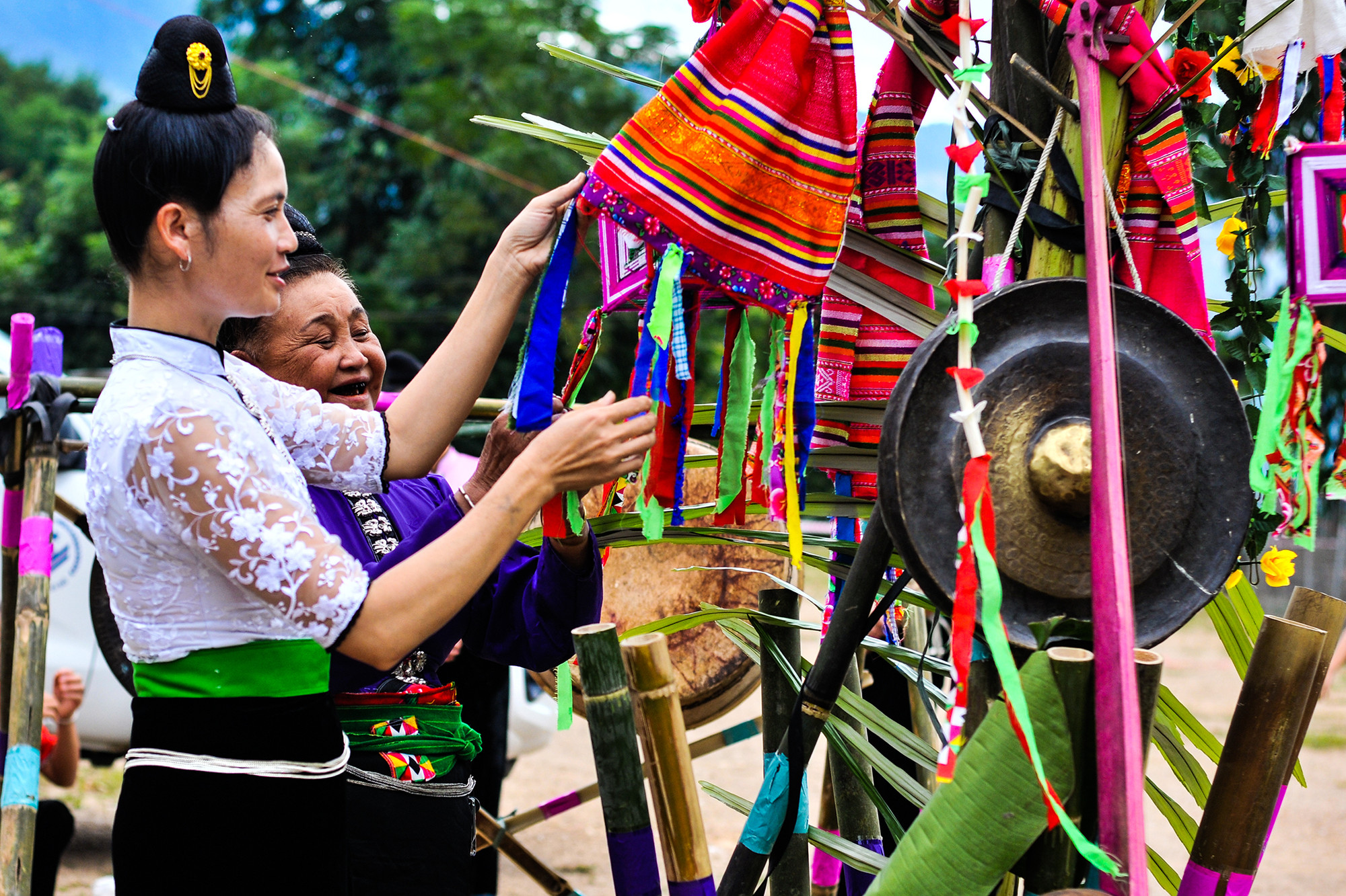Khăn Piêu cho ta thấy sự kết hợp độc đáo, khéo léo giữa màu sắc và họa tiết hoa văn. Khăn Piêu cho ta thấy sự kết hợp độc đáo, khéo léo giữa màu sắc và họa tiết hoa văn.
