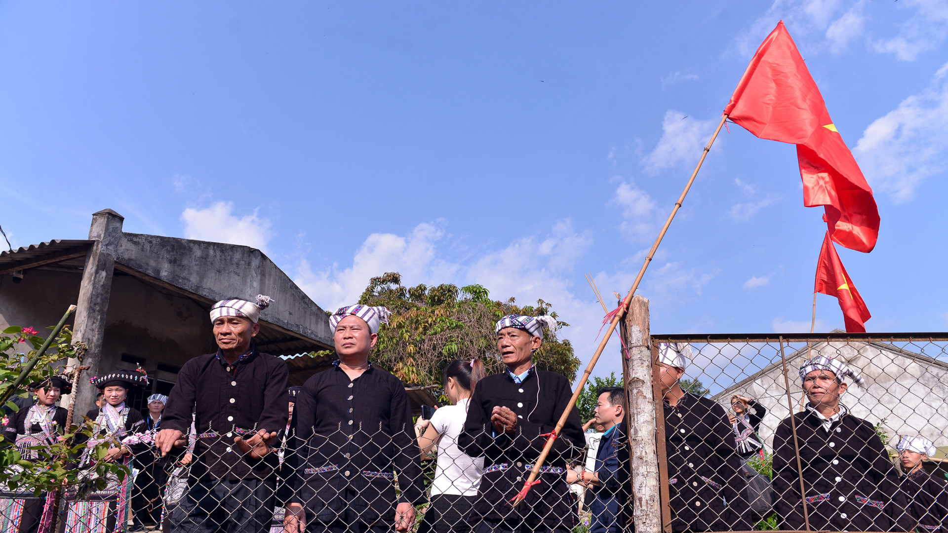 Đoàn tế lễ sẽ đến nhà của một gia đình nào đó trong bản để xin nước, và chủ tế phải có lời xin mở cổng mới được gia chủ cho vào lấy nước.