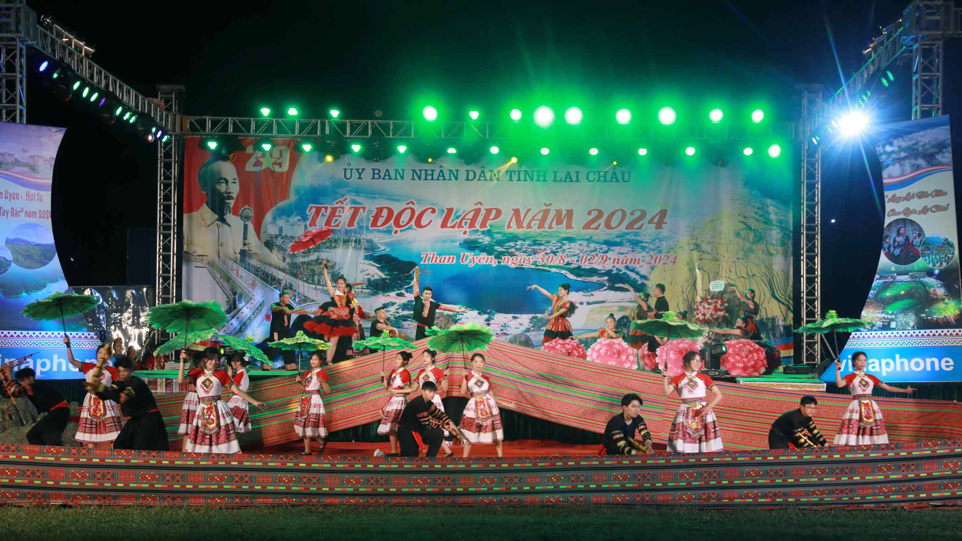 Chương trình nghệ thuật do 3 dân tộc biểu diễn.