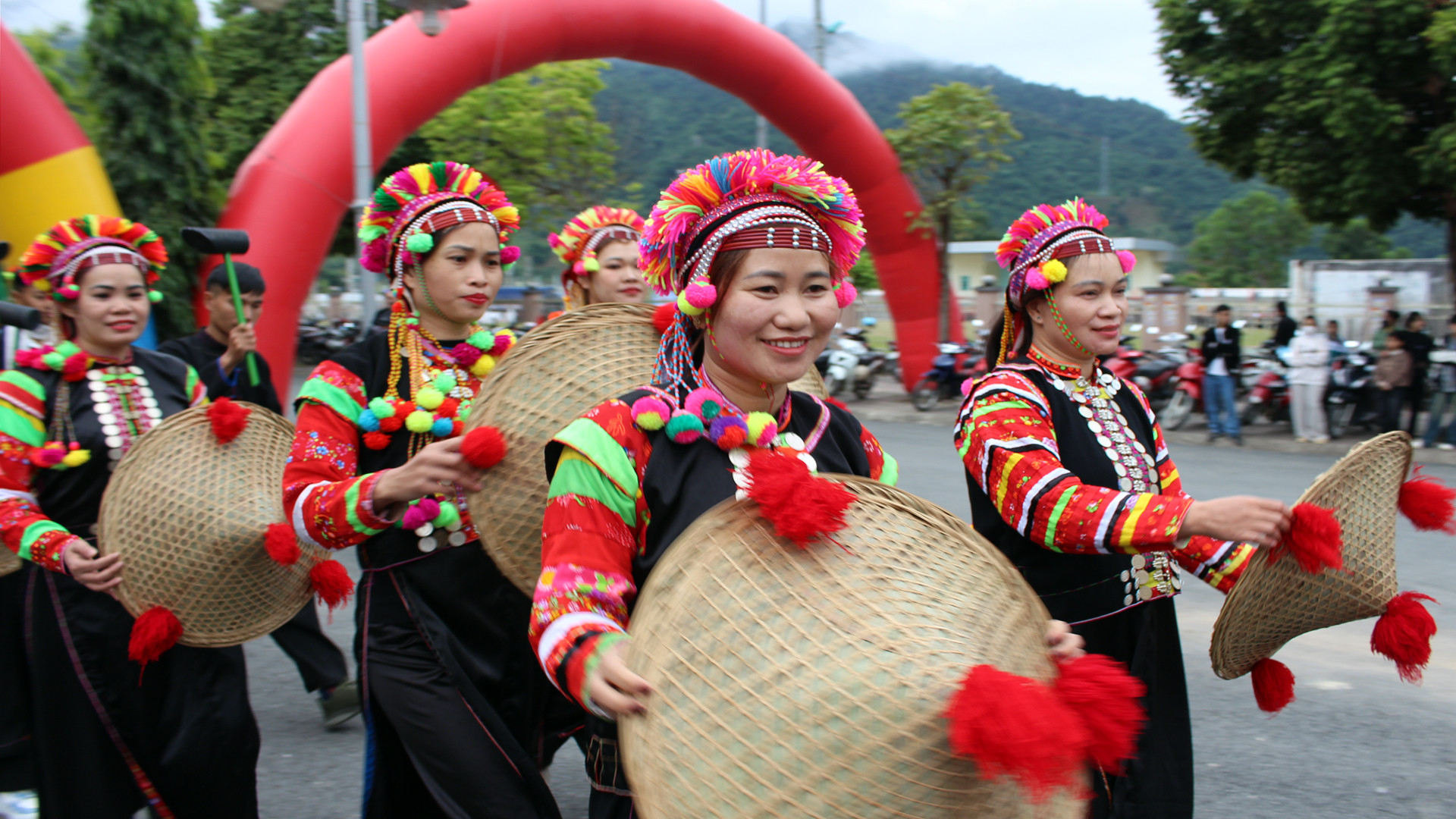 Đặc trưng trang phục sặc sỡ của đồng bào dân tộc La Hủ - dân tộc duy nhất chỉ có ở Lai Châu.