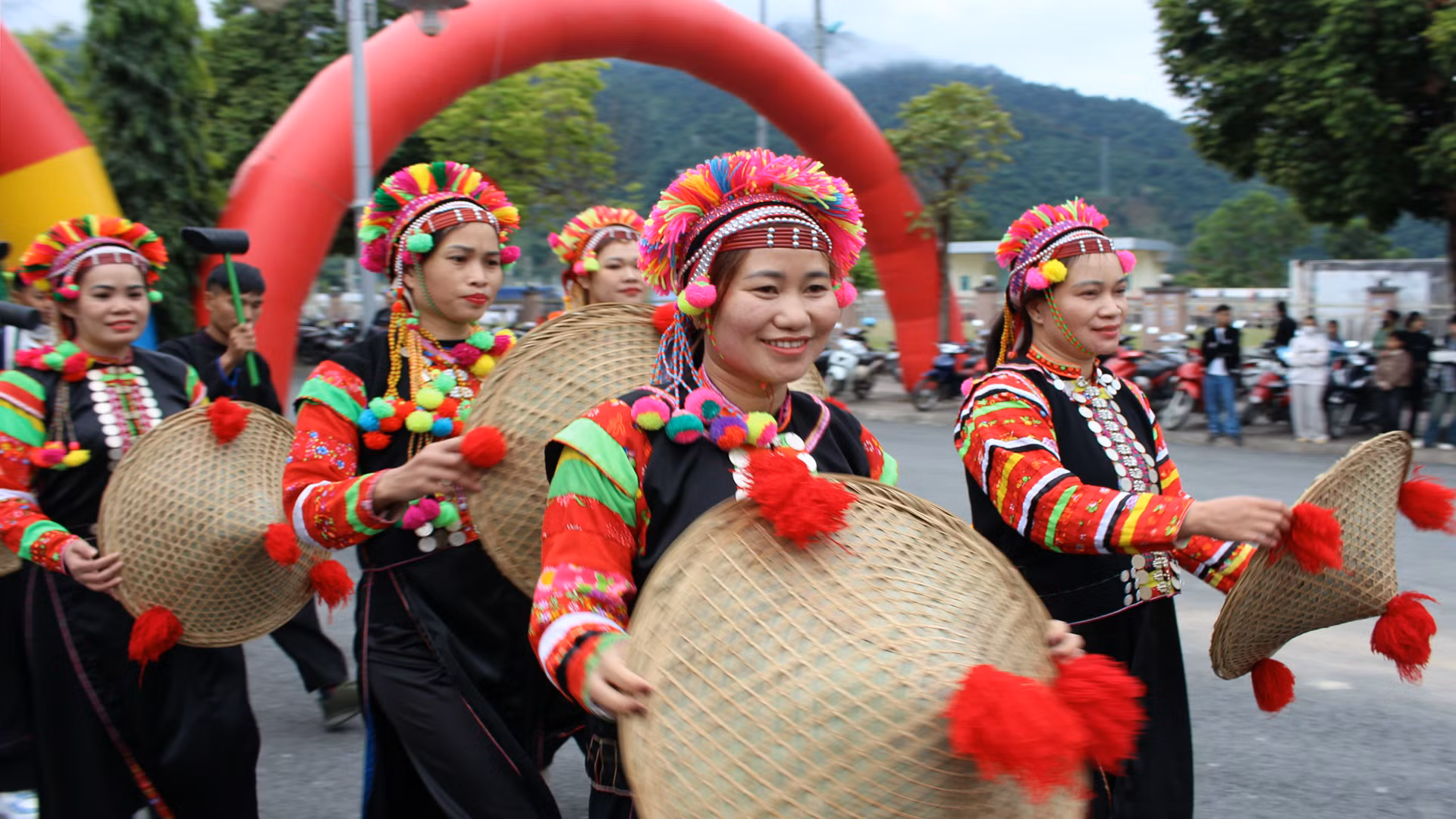 Đặc trưng trang phục sặc sỡ của đồng bào dân tộc La Hủ - dân tộc duy nhất chỉ có ở Lai Châu.