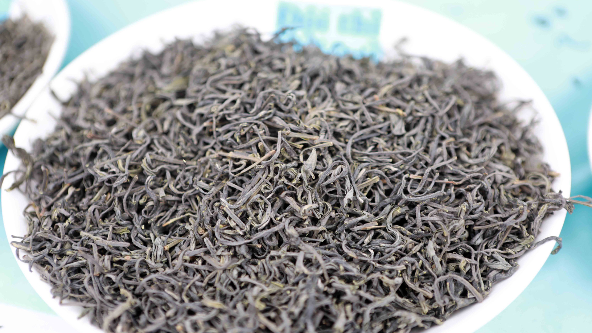 Sản phẩm ra lò là những cánh chè khô.