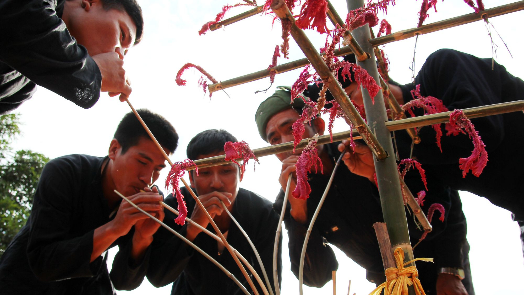 Cùng nhau uống rượu cần.