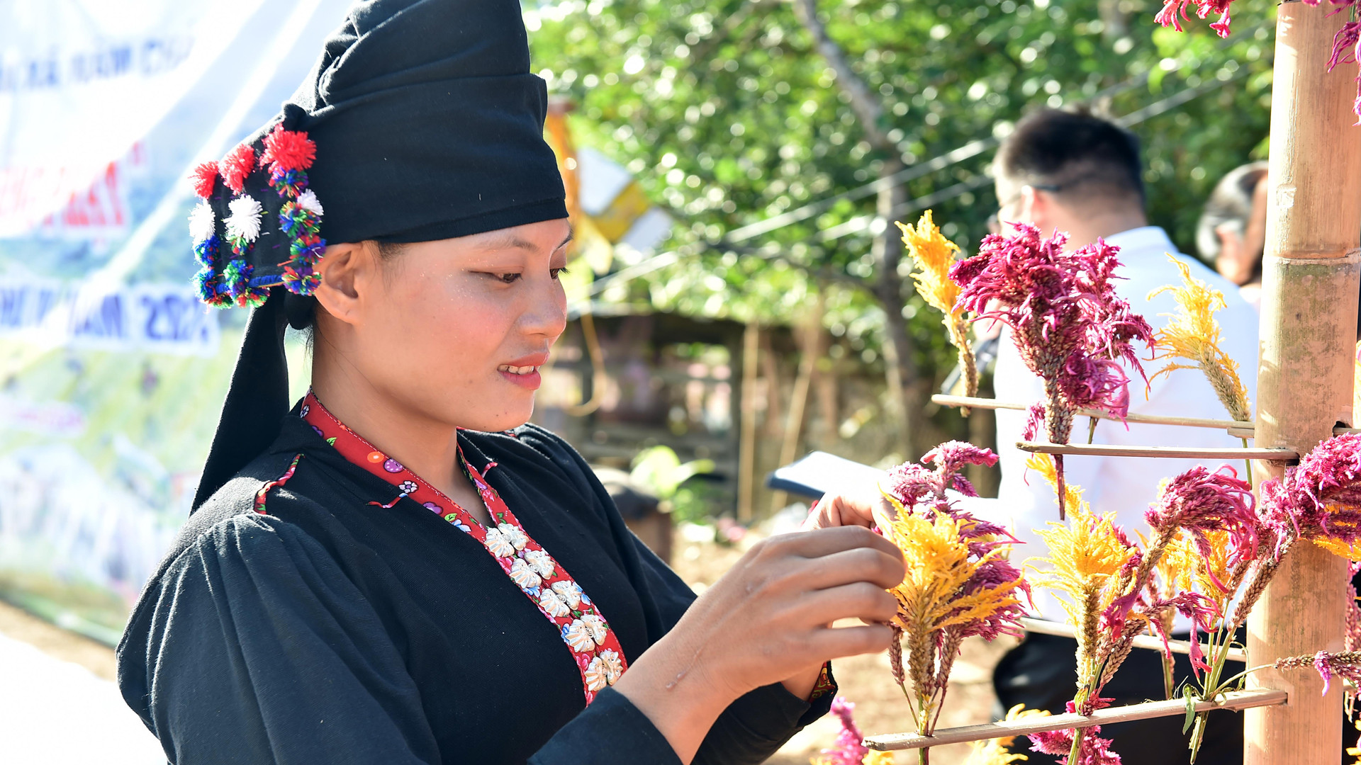 Hoa mào gà là loại hoa không thể thiếu, nó là biểu tượng linh thiêng của người Cống.