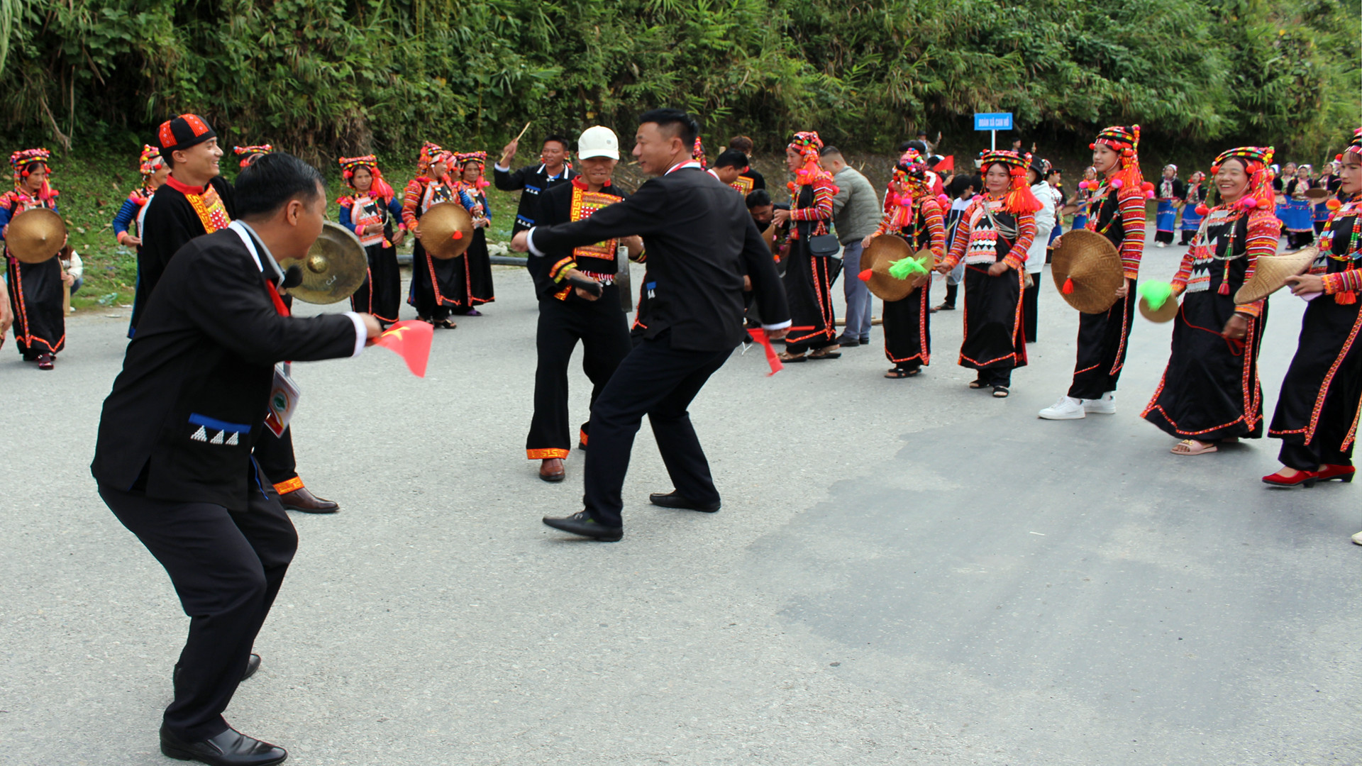 Màn biểu diễn múa xòe của người Hà Nhì hoa.