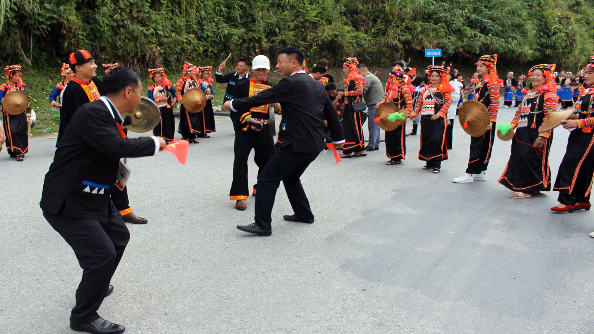 Màn biểu diễn múa xòe của người Hà Nhì hoa.