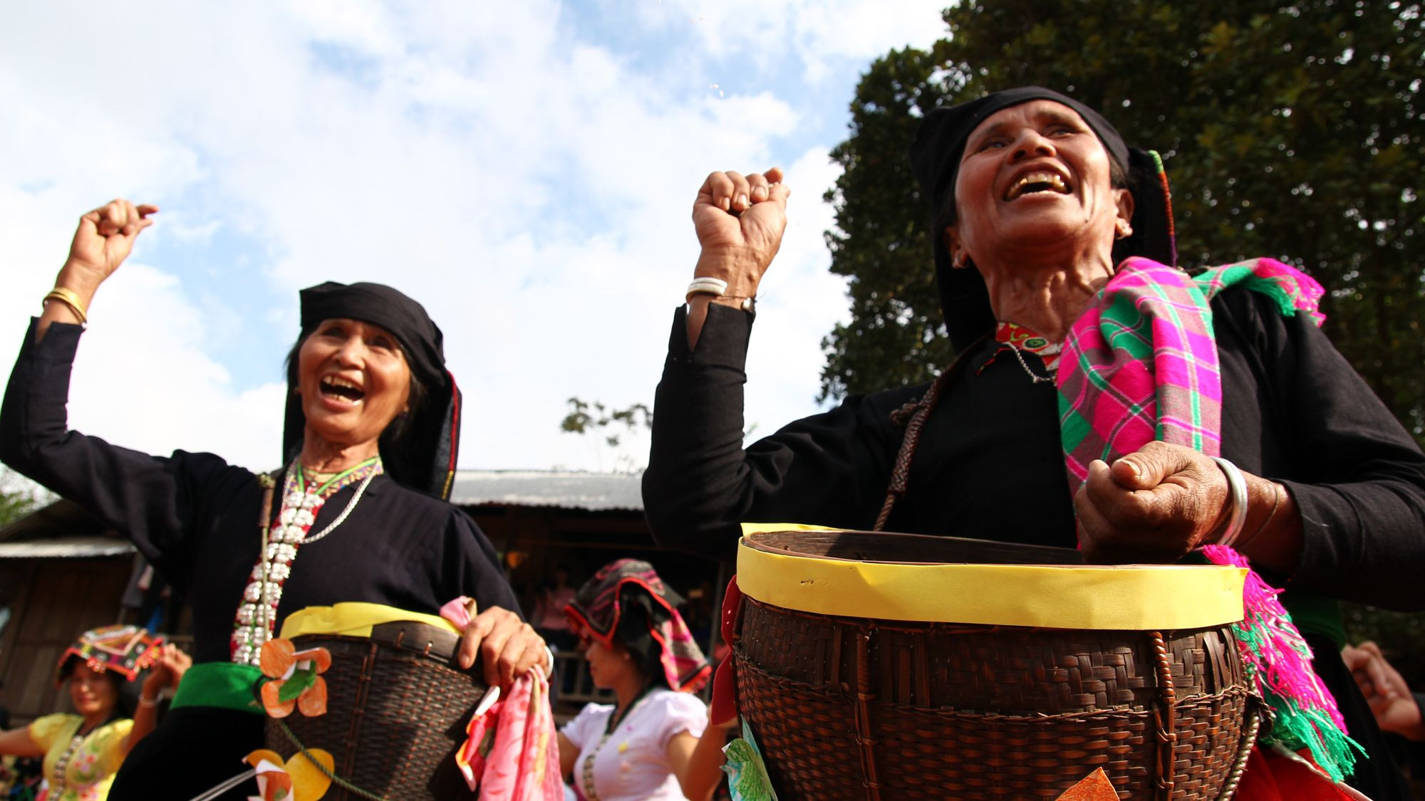 Họ ném gạo vào nhau để lấy may.