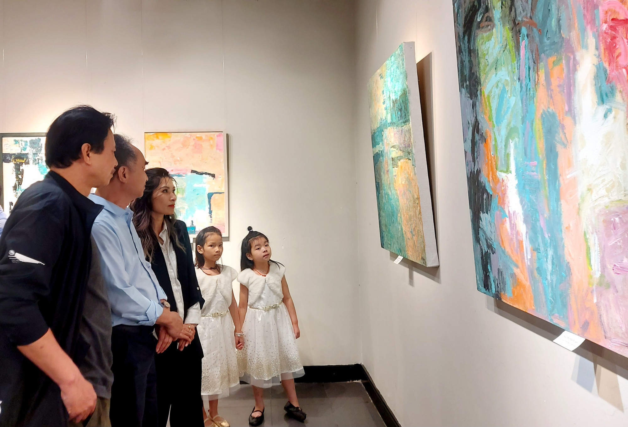 Họa sĩ Hoàng Lan (giữa) giới thiệu tác phẩm