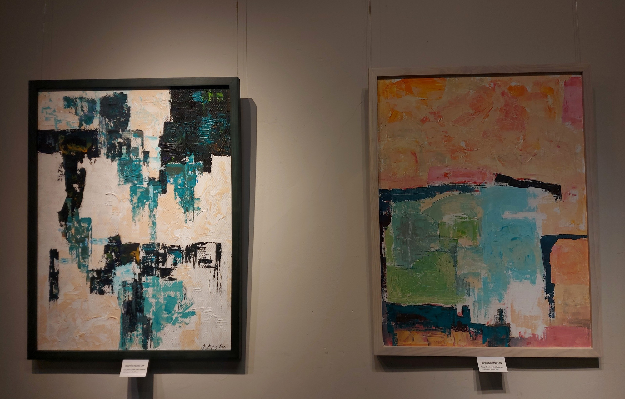 Hai trong số nhiều tác phẩm acrylic trên toan của nữ họa sĩ