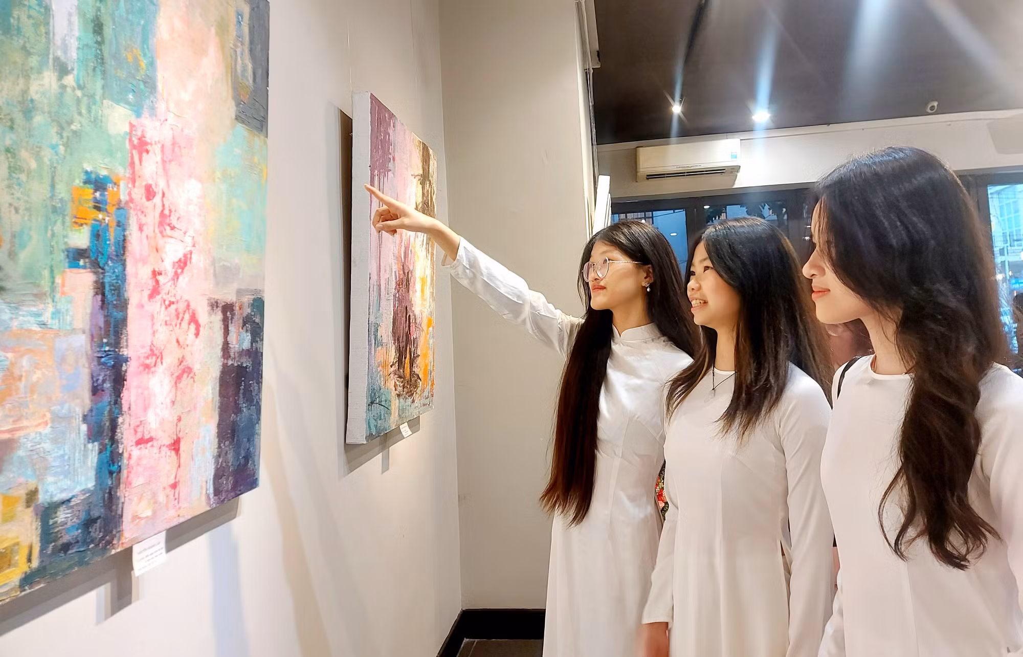 Khách tham quan tại triển lãm