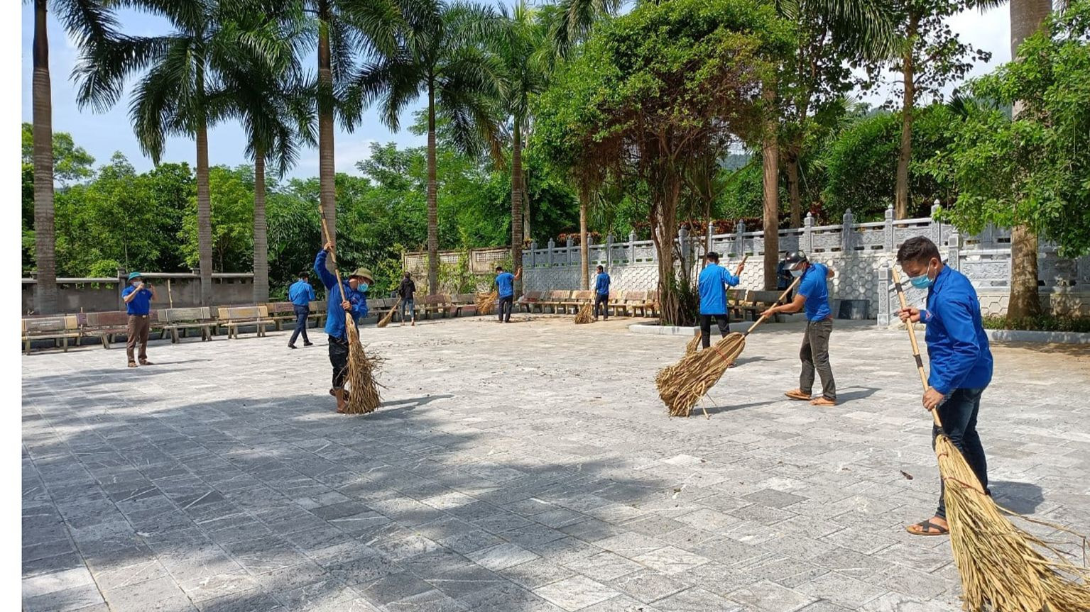 Đoàn viên, thanh niên thường xuyên tham gia vệ sinh môi trường tại Nghĩa trang Liệt sĩ Vị Xuyên.