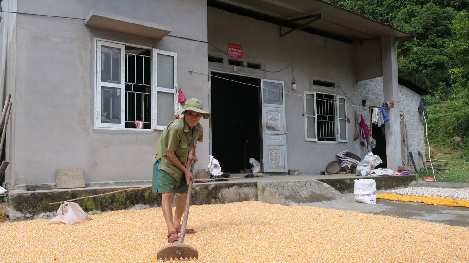 Được hỗ trợ xây nhà kiên cố, cựu chiến binh Lộc Đức Sinh, xã Minh Tân, huyện Vị Xuyên yên tâm lao động, sản xuất.