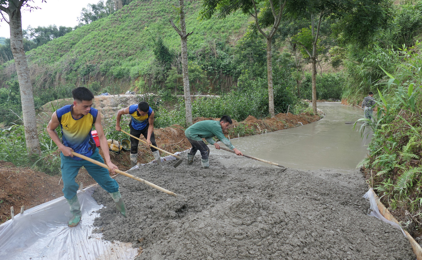 Với phương châm nhà nước và nhân dân cùng làm, tuyến đường vào thôn Khuổi Hốc, xã Đông Thành, huyện Bắc Quang đang được đầu tư xây dựng. (Ảnh: Khánh Toàn)