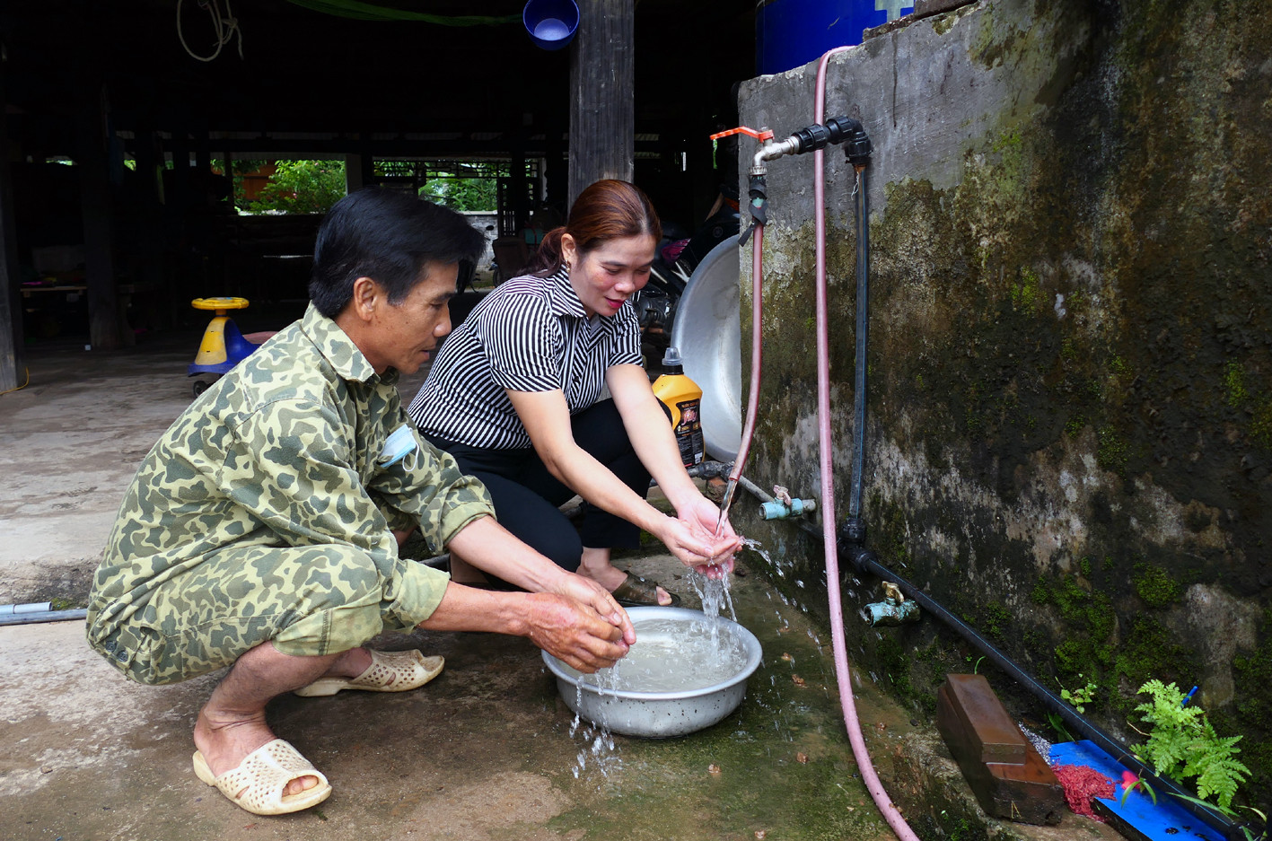 Về đích nông thôn mới, nhiều hộ gia đình ở xã Tùng Bá, huyện Vị Xuyên được sử dụng nước sạch sinh hoạt. Về đích nông thôn mới, nhiều hộ gia đình ở xã Tùng Bá, huyện Vị Xuyên được sử dụng nước sạch sinh hoạt.