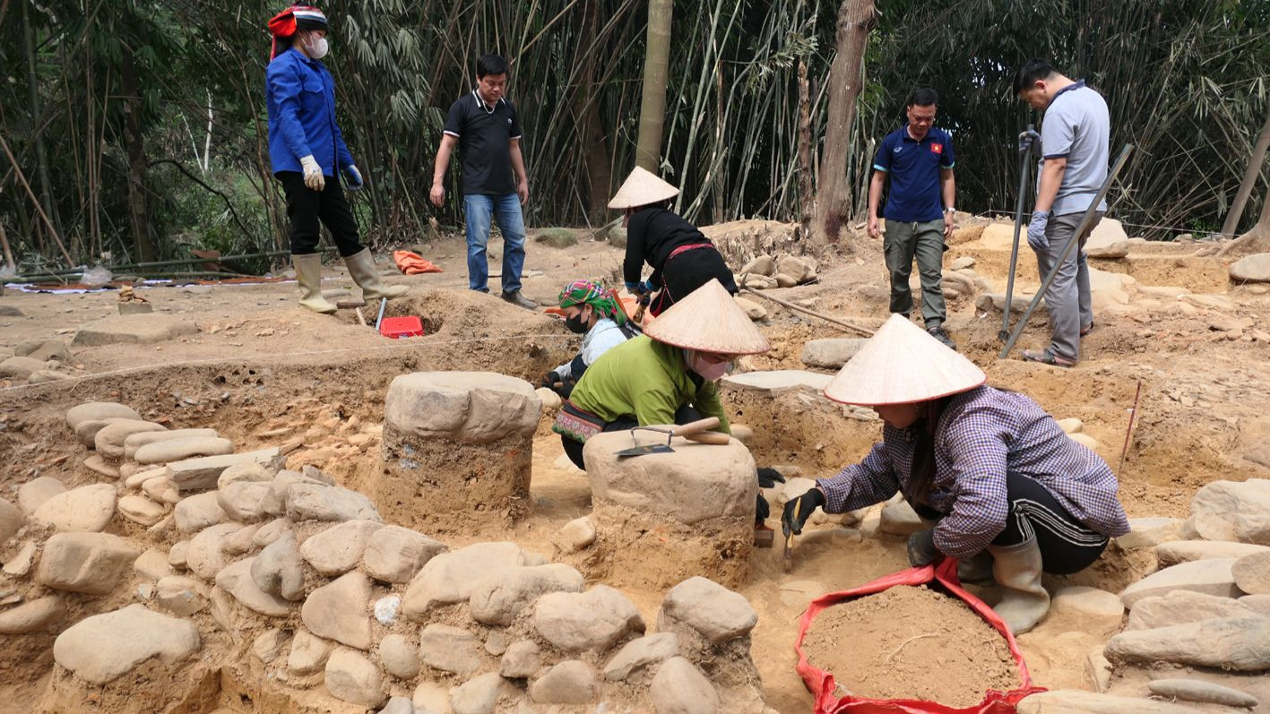 Đào dưới lớp đất sâu 20cm, bắt đầu xuất lộ các dấu tích kiến trúc cổ.