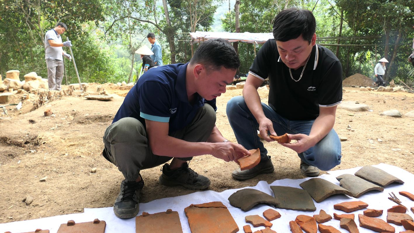 Cán bộ Bảo tàng tỉnh Hà Giang và chuyên gia khảo cổ trao đổi chuyên môn về các hiện vật thu được trong đợt khai quật.