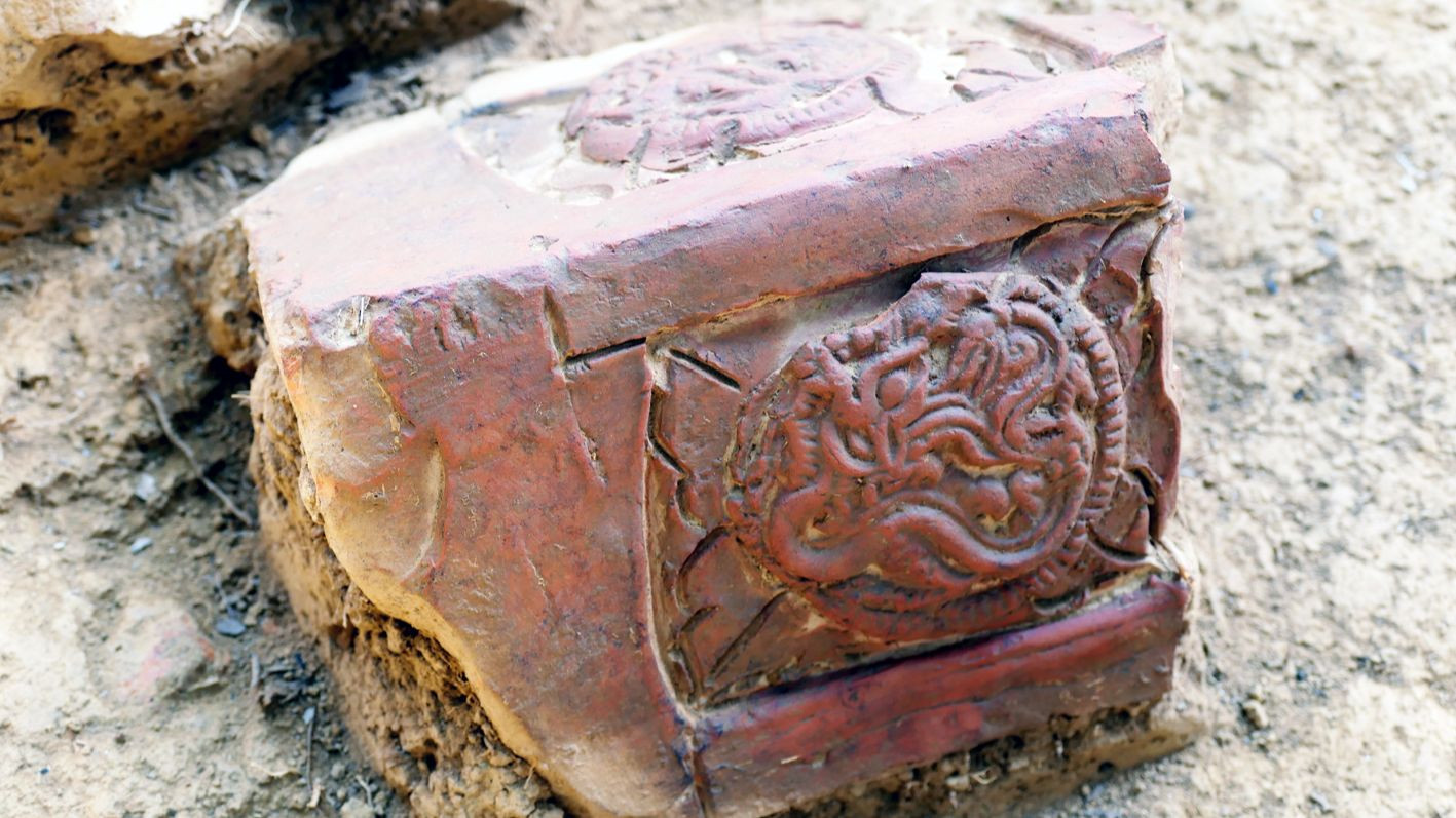 Mảnh tháp trang trí hình rồng, một hiện vật giá trị xuất lộ trong hố khai quật.