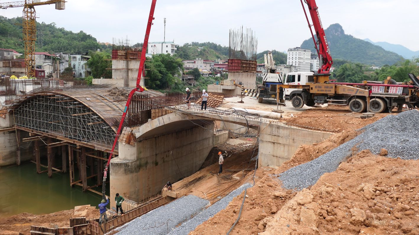 Tại công trường đập dâng nước tạo cảnh quan thành phố Hà Giang, hơn 60 công nhân vẫn ở lại công trường làm việc trong những ngày nghỉ lễ.