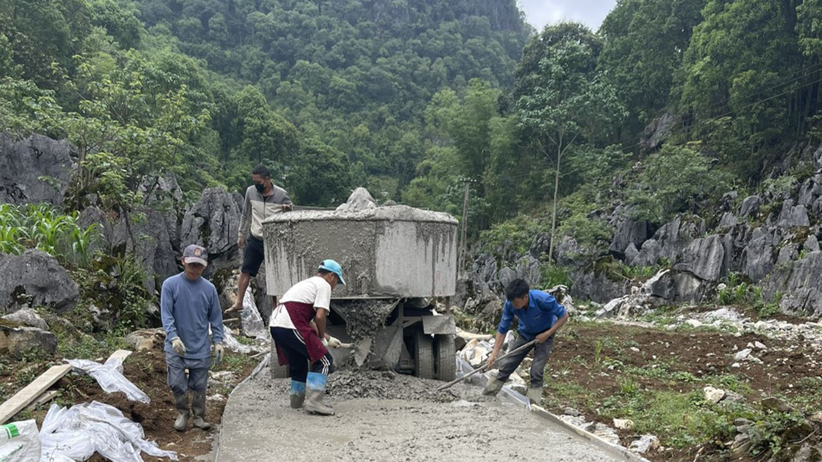 Từ nguồn vốn chương trình mục tiêu quốc gia, xã Sủng Là, huyện Đồng Văn làm đường bê-tông lên thôn biên giới Mo Pải Phìn. Từ nguồn vốn chương trình mục tiêu quốc gia, xã Sủng Là, huyện Đồng Văn làm đường bê-tông lên thôn biên giới Mo Pải Phìn.