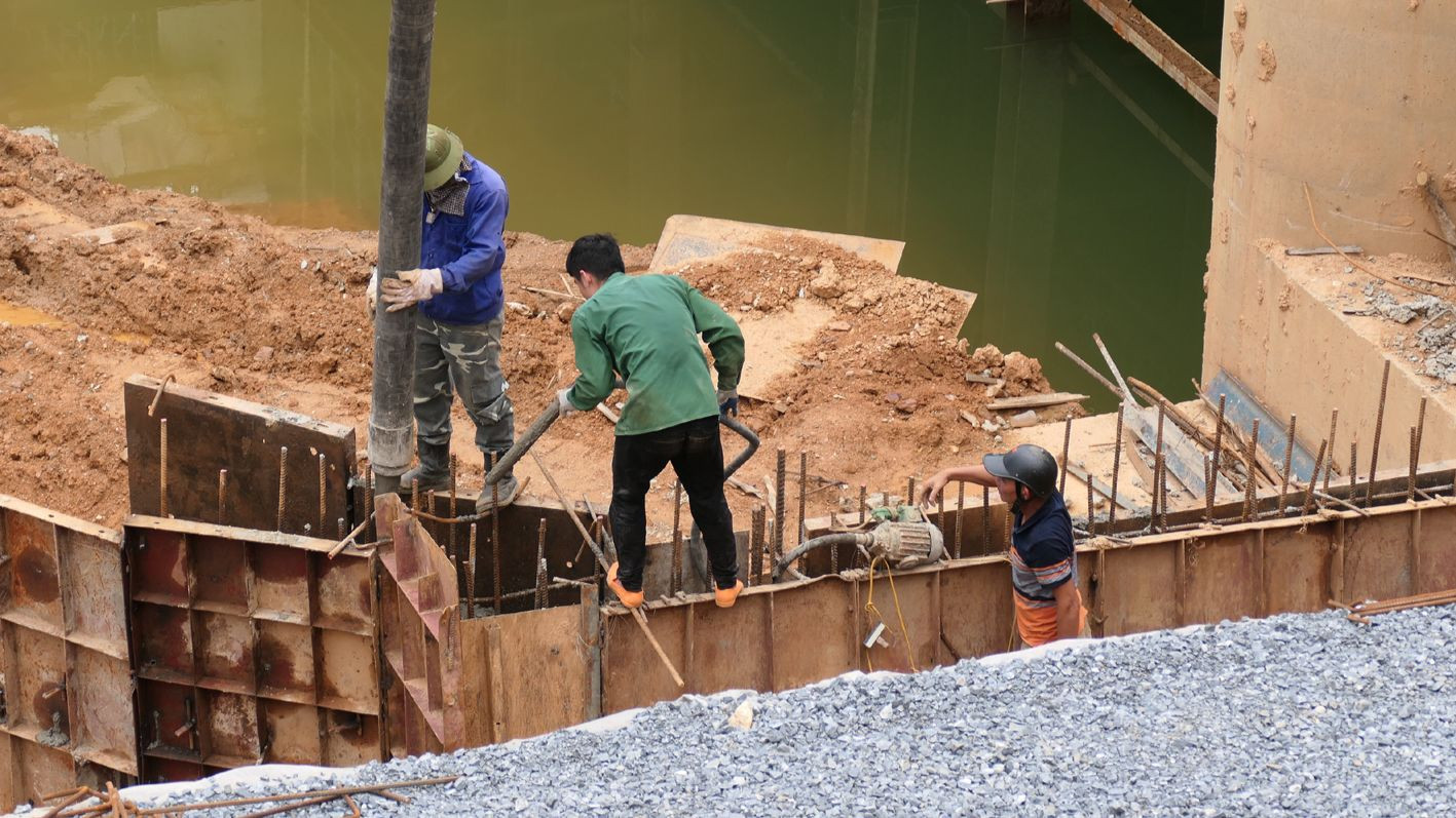 Đơn vị thi công đang chạy đua với thời gian để hoàn thành các hạng mục nằm dưới lòng sông Lô trước mùa mưa năm nay.