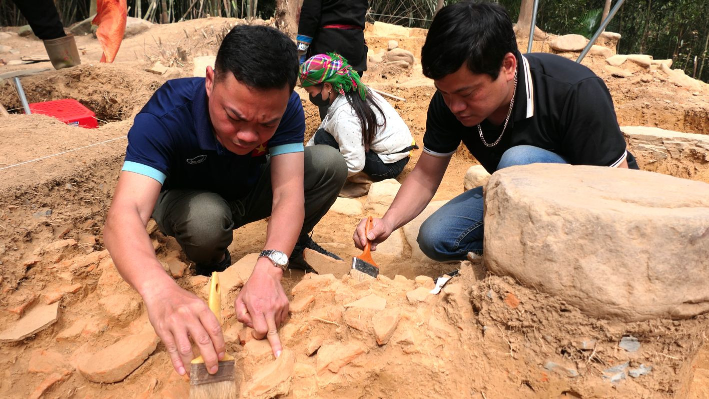 Chuyên gia khảo cổ và cán bộ Bảo tàng tỉnh Hà Giang xử lý di tích xuất lộ.