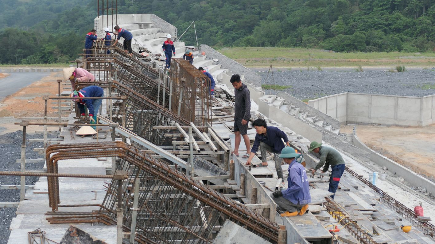 “Đến thời điểm hiện tại, tiến độ thi công đạt gần 90% khối lượng công việc. Hiện nay, chúng tôi đang huy động tối đa nhân lực, máy móc, làm việc xuyên ngày nghỉ để hoàn thành công trình theo đúng tiến độ đã cam kết”, ông Trần Xuân Lương, Giám đốc Công ty TNHH Hoàng Nam cho biết.