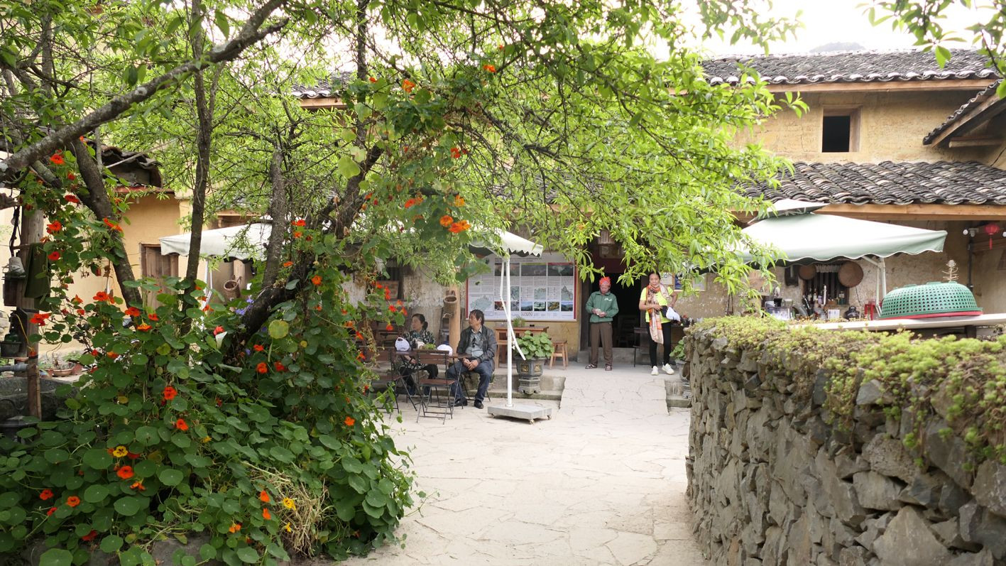 Nét văn hóa truyền thống ở thôn Lô Lô Chải, xã Lũng Cú, huyện Đồng Văn được lưu giữ góp phần thu hút du khách đến thôn. Nét văn hóa truyền thống ở thôn Lô Lô Chải, xã Lũng Cú, huyện Đồng Văn được lưu giữ góp phần thu hút du khách đến thôn.