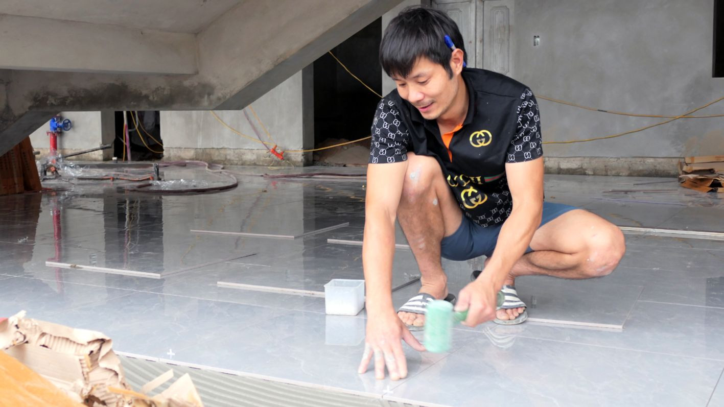 Được công ty động viên, anh Vũ Văn Trường, công nhân Công ty TNHH Hoàng Nam không về quê Phú Thọ nghỉ lễ mà ở lại công trường làm việc.