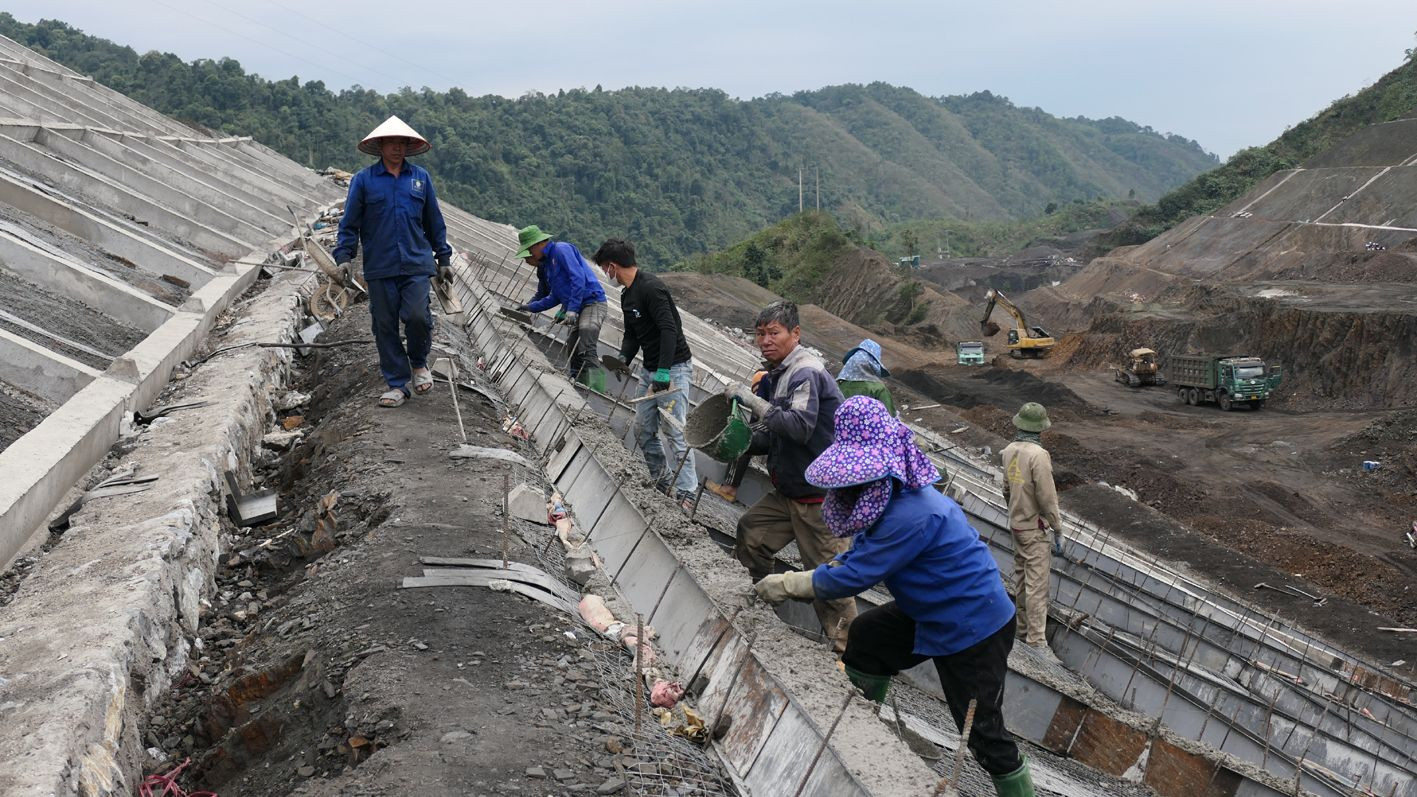 Tranh thủ thời tiết thuận lợi, nhà thầu thi công đang chạy đua với thời gian để hoàn thiện nhiều hạng mục công trình quan trọng nhằm bảo đảm hoàn thành dự án vào cuối năm 2025 theo đúng tinh thần chỉ đạo của Thủ tướng Chính phủ.
