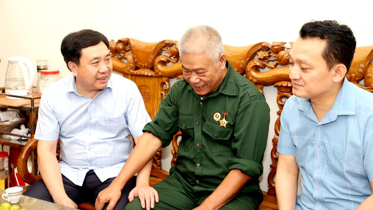 Quyền Bí thư Tỉnh ủy Hà Giang Nguyễn Mạnh Dũng thăm hỏi, tặng quà bệnh binh Nguyễn Văn Luận, thị trấn Vị Xuyên, huyện Vị Xuyên.