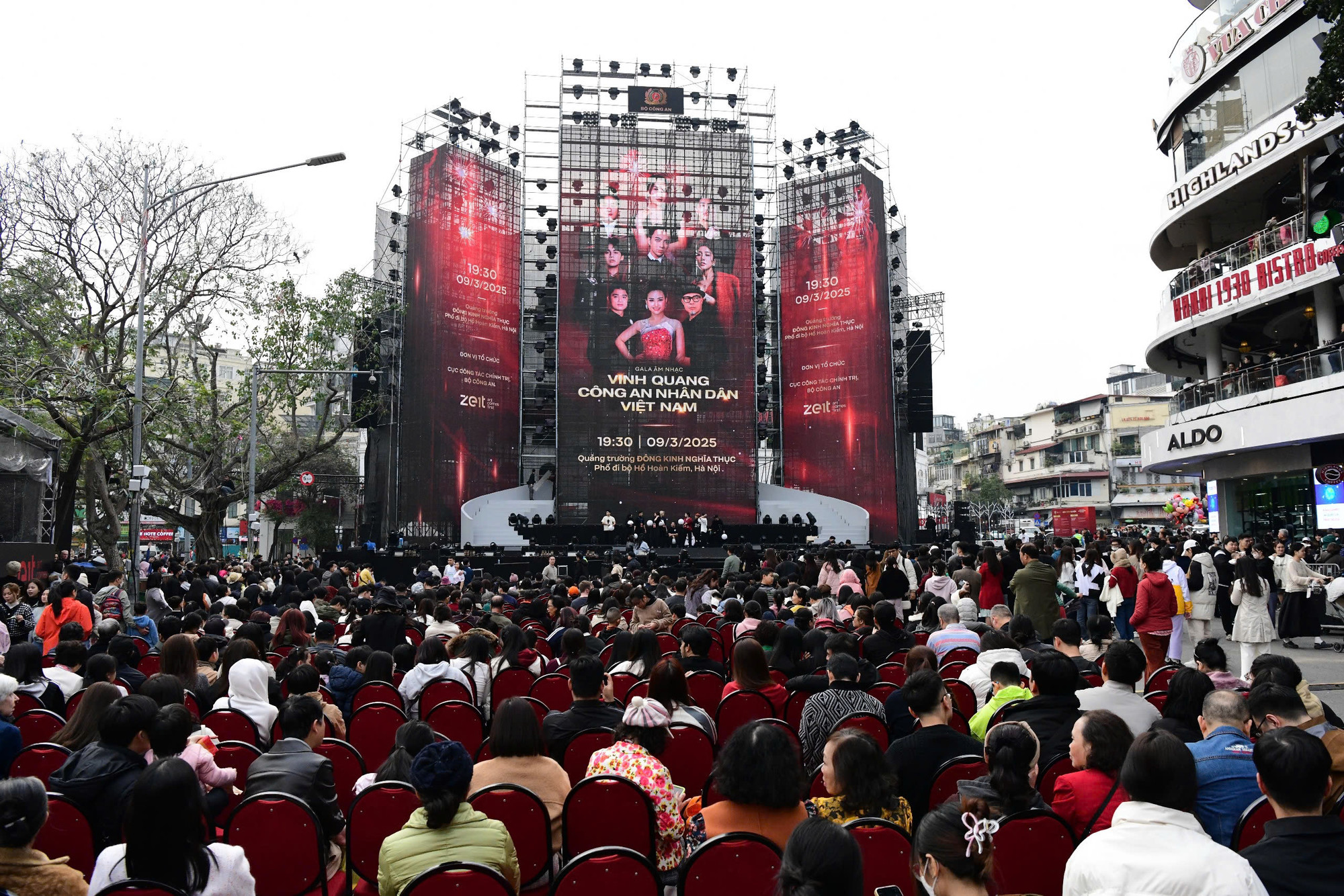 Vào ngày 9/3, công chúng sẽ được thưởng thức các hoạt động trình diễn như đội hình mô-tô hộ tống, võ thuật khí công, và tình huống tấn công tội phạm do Bộ Tư lệnh Cảnh sát cơ động thực hiện. Những hoạt động phong phú này không chỉ tôn vinh truyền thống vẻ vang của lực lượng Công an nhân dân, mà còn khẳng định sức mạnh, bản lĩnh và tầm vóc của ngành trong suốt chặng đường phát triển, thể hiện sự kiên cường của lực lượng Công an trong thời kỳ đất nước đang bước vào Kỷ nguyên phát triển mới.