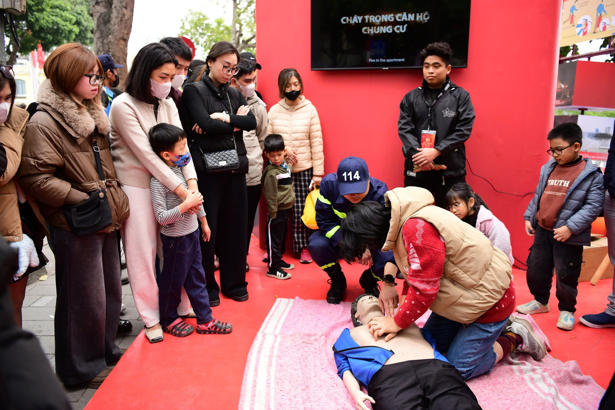 Bên cạnh các hoạt động trình diễn, chương trình còn giới thiệu các khu trải nghiệm tương tác kết hợp tuyên truyền, giáo dục về an toàn giao thông, phòng cháy, chữa cháy và cứu nạn cứu hộ, phòng, chống tội phạm công nghệ cao... Các hoạt động như trải nghiệm công dân số, Cảnh sát hình sự, Cảnh sát phòng cháy, chữa cháy và cứu nạn cứu hộ, Cảnh sát giao thông... cũng giúp người dân nâng cao nhận thức về công tác phòng, chống tội phạm, bảo đảm trật tự an toàn giao thông và an toàn phòng cháy, chữa cháy.