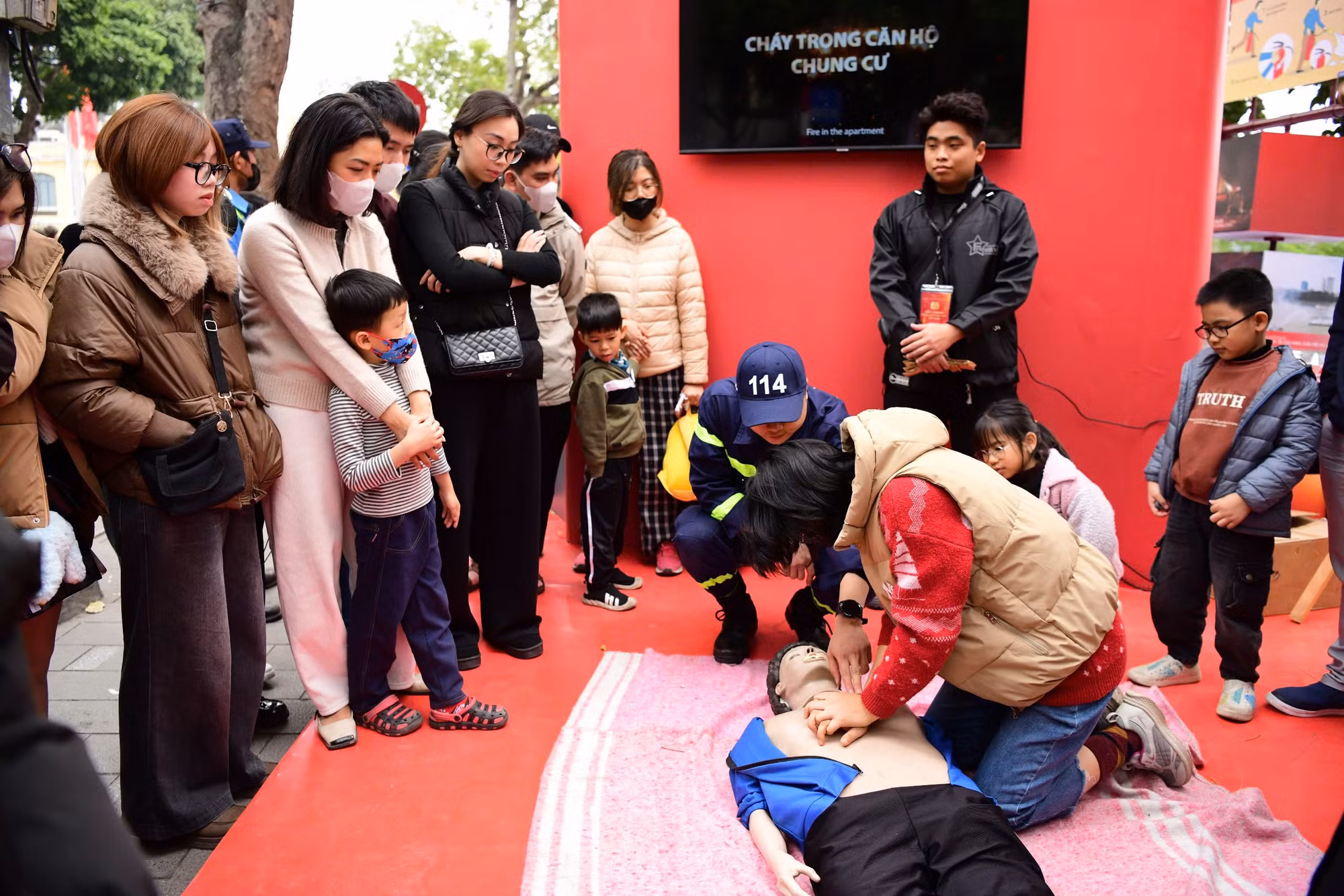 Bên cạnh các hoạt động trình diễn, chương trình còn giới thiệu các khu trải nghiệm tương tác kết hợp tuyên truyền, giáo dục về an toàn giao thông, phòng cháy, chữa cháy và cứu nạn cứu hộ, phòng, chống tội phạm công nghệ cao... Các hoạt động như trải nghiệm công dân số, Cảnh sát hình sự, Cảnh sát phòng cháy, chữa cháy và cứu nạn cứu hộ, Cảnh sát giao thông... cũng giúp người dân nâng cao nhận thức về công tác phòng, chống tội phạm, bảo đảm trật tự an toàn giao thông và an toàn phòng cháy, chữa cháy.