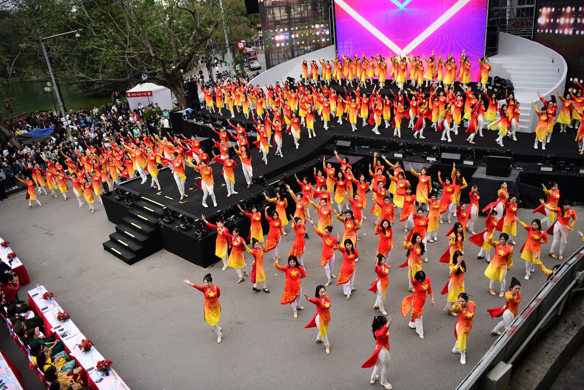 Màn trình diễn áo dài duyên dáng của 300 phụ nữ Công an nhân dân đến từ các lực lượng đã toát lên vẻ đẹp trung hậu, đảm đang của người con gái Việt Nam mặc áo lính.