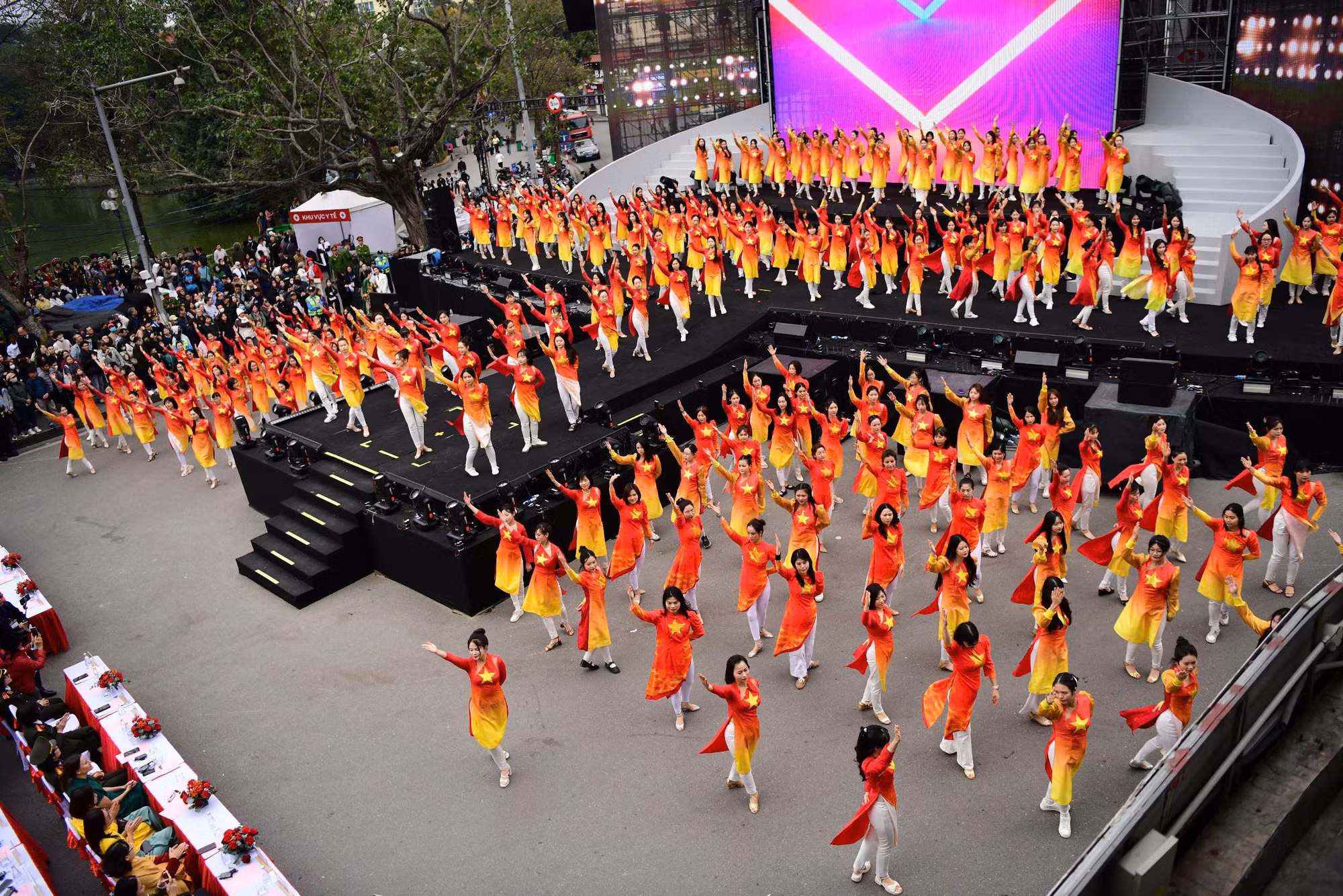 Màn trình diễn áo dài duyên dáng của 300 phụ nữ Công an nhân dân đến từ các lực lượng đã toát lên vẻ đẹp trung hậu, đảm đang của người con gái Việt Nam mặc áo lính.