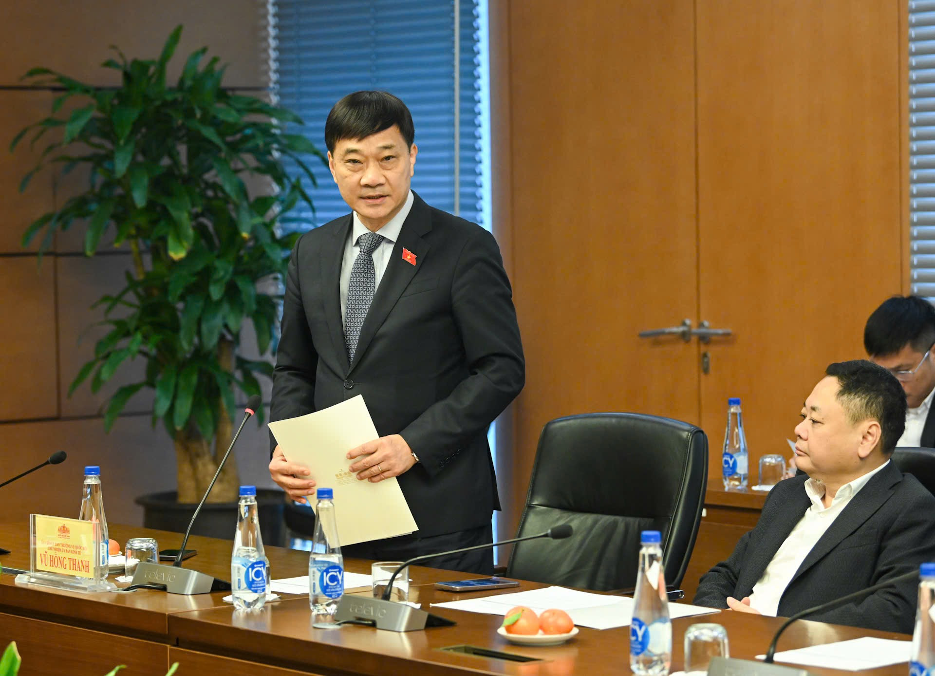 Chủ nhiệm Ủy ban Kinh tế Vũ Hồng Thanh báo cáo tại cuộc làm việc. Chủ nhiệm Ủy ban Kinh tế Vũ Hồng Thanh báo cáo tại cuộc làm việc.