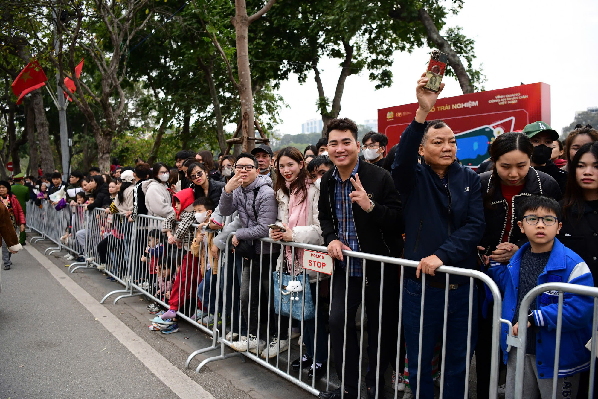 Đây không chỉ là dịp để người dân hiểu hơn về truyền thống vẻ vang của lực lượng Công an nhân dân, mà còn góp phần khơi dậy tinh thần yêu nước, ý thức bảo vệ an ninh Tổ quốc trong các tầng lớp nhân dân.