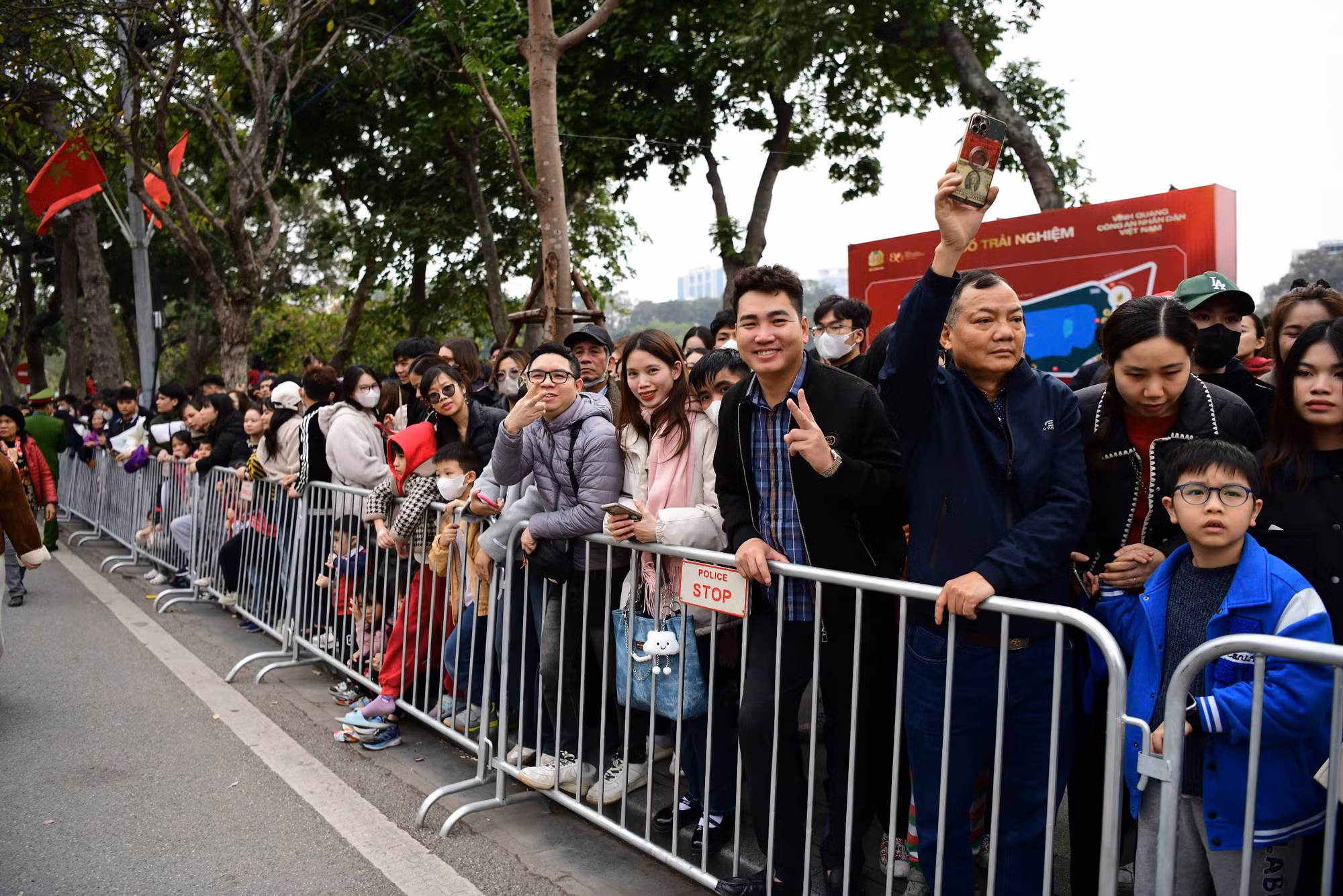 Đây không chỉ là dịp để người dân hiểu hơn về truyền thống vẻ vang của lực lượng Công an nhân dân, mà còn góp phần khơi dậy tinh thần yêu nước, ý thức bảo vệ an ninh Tổ quốc trong các tầng lớp nhân dân.