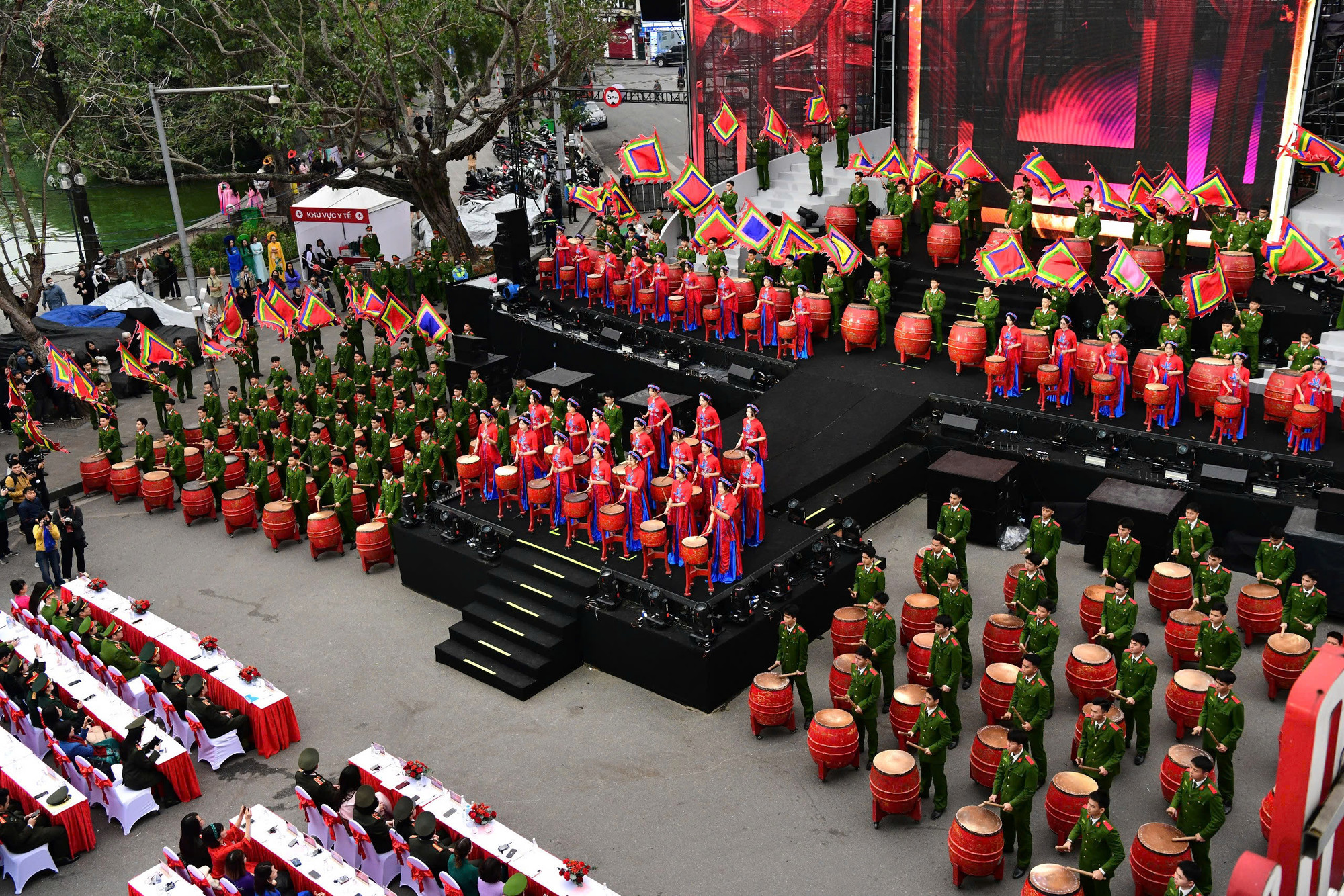 Lễ hội áo dài mang đến những màn trình diễn ấn tượng, ca ngợi Đảng quang vinh, Bác Hồ vĩ đại, và tôn vinh những đóng góp của phụ nữ Việt Nam trong sự nghiệp bảo vệ đất nước. Trong ảnh: Tiết mục trống hội của sinh viên Học viện Cảnh sát Nhân dân mang lại không khí lễ hội sôi động.