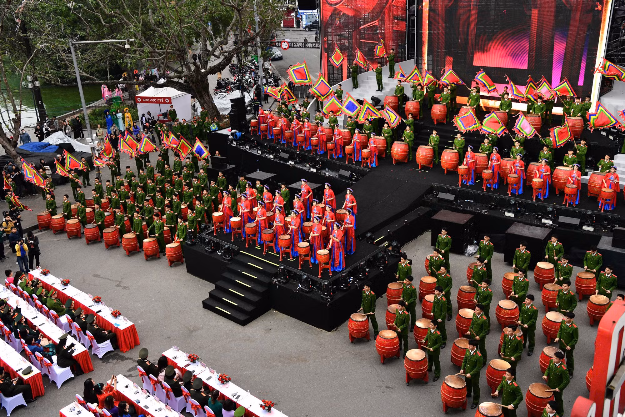 Lễ hội áo dài mang đến những màn trình diễn ấn tượng, ca ngợi Đảng quang vinh, Bác Hồ vĩ đại, và tôn vinh những đóng góp của phụ nữ Việt Nam trong sự nghiệp bảo vệ đất nước. Trong ảnh: Tiết mục trống hội của sinh viên Học viện Cảnh sát Nhân dân mang lại không khí lễ hội sôi động.